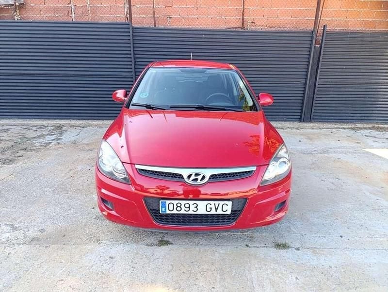 Usado Hyundai i30 Comfort 109 CV (80 kW) 2010 Rojo Utilitario