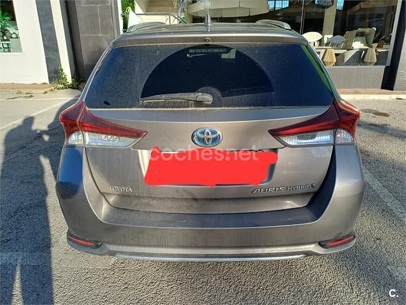 Usado Toyota Auris Hybrid Active 136 CV (100 kW) 2016 Gris / plata Familiar