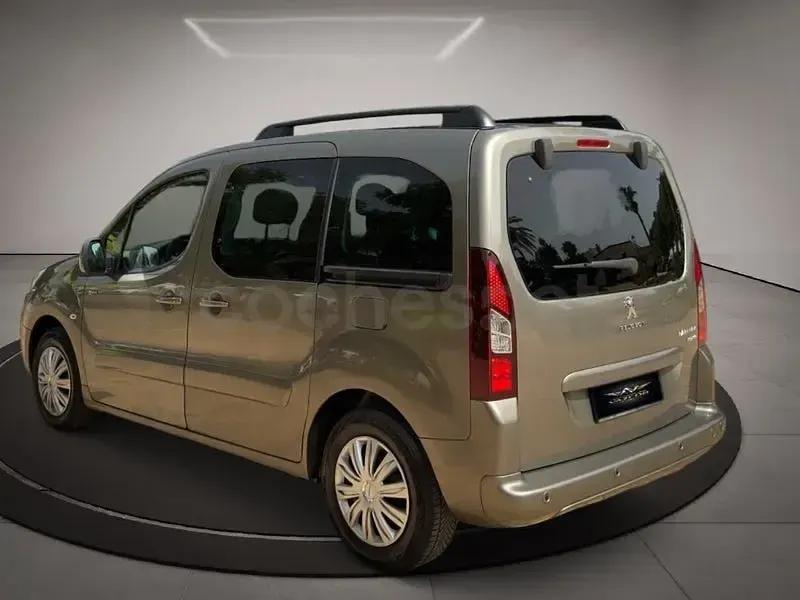 Usado Peugeot Partner Tepee Active 115 CV (84 kW) 2013 Gris / plata Monovolumen