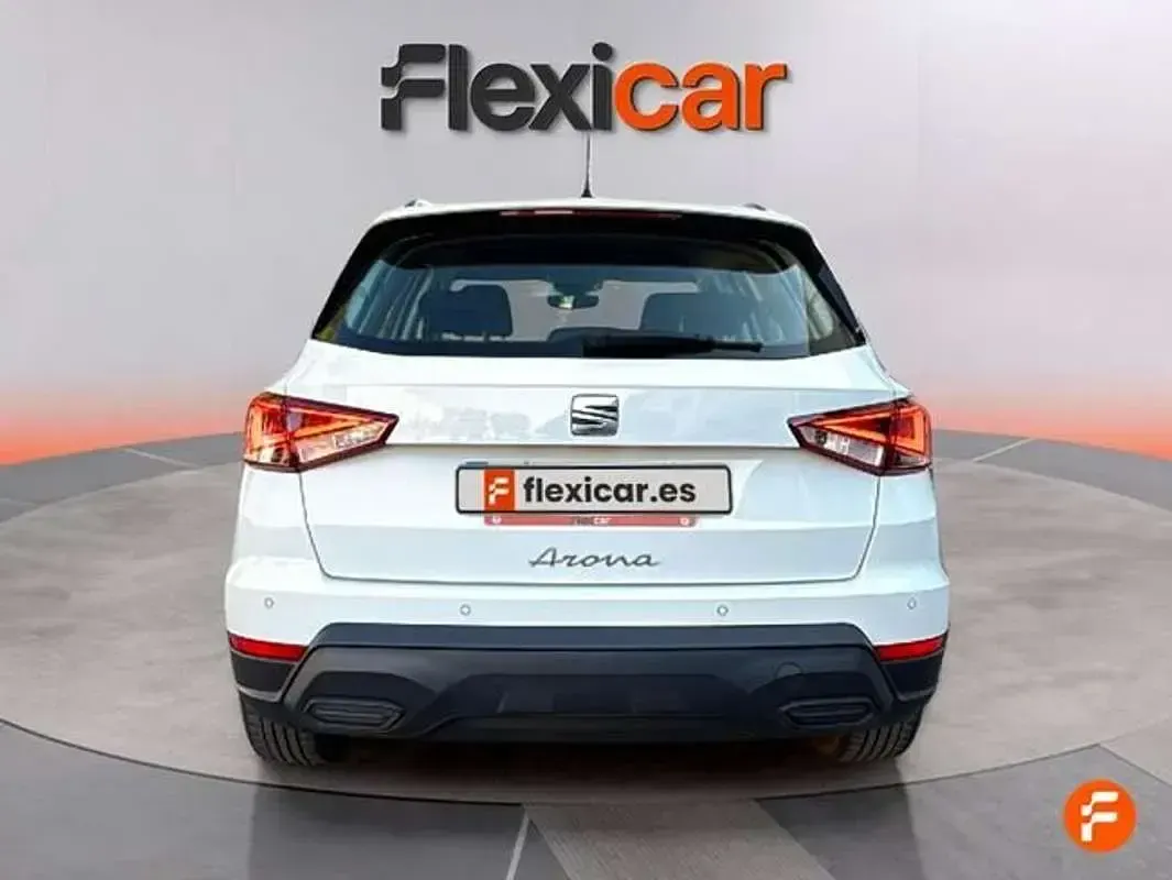 Usado Seat Arona Style 110 CV (80 kW) 2022 Blanco SUV