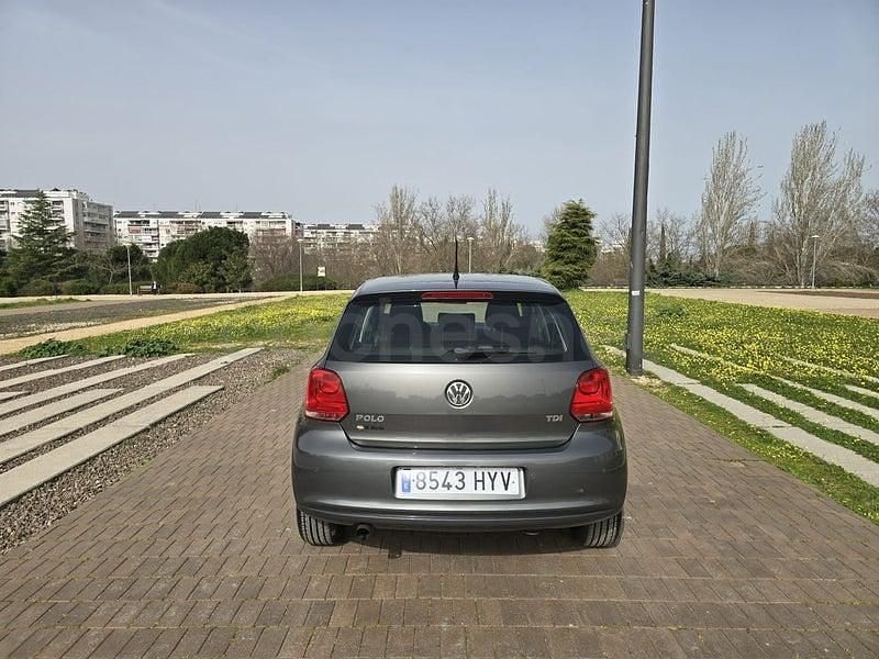 Usado VW Polo Advance 90 CV (66 kW) 2014 Gris / plata Berlina