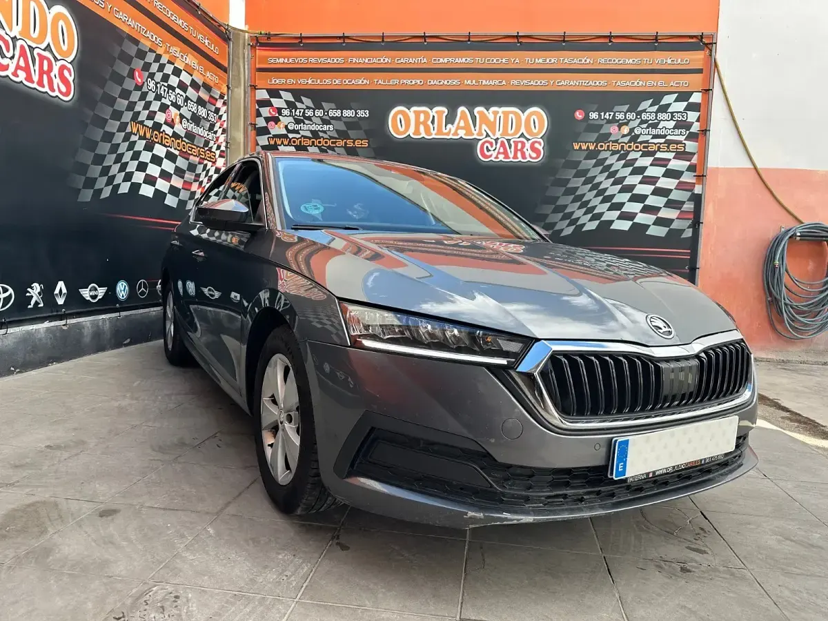Usado Skoda Octavia Ambition 115 CV (84 kW) 2022 Gris