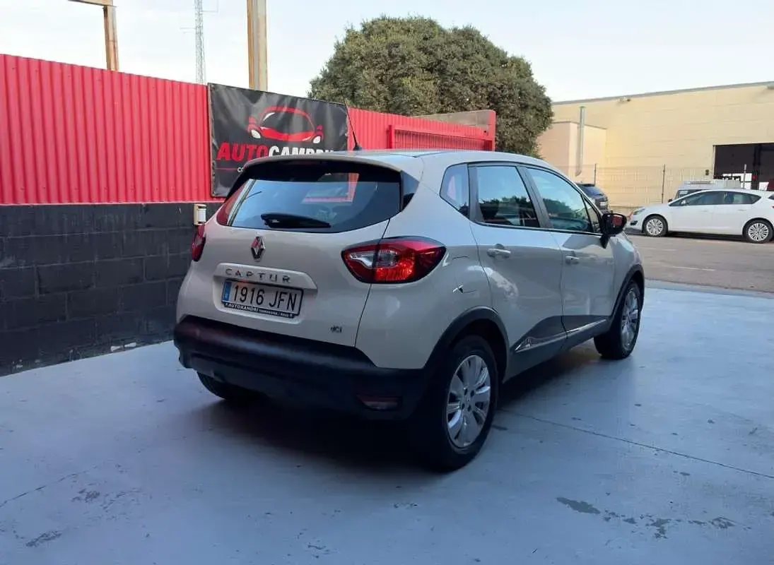 Usado Renault Captur Intens 90 CV (66 kW) 2015 Beige SUV