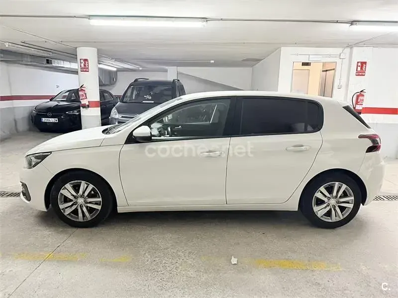 Usado Peugeot 308 Active 110 CV (80 kW) 2018 Blanco Berlina