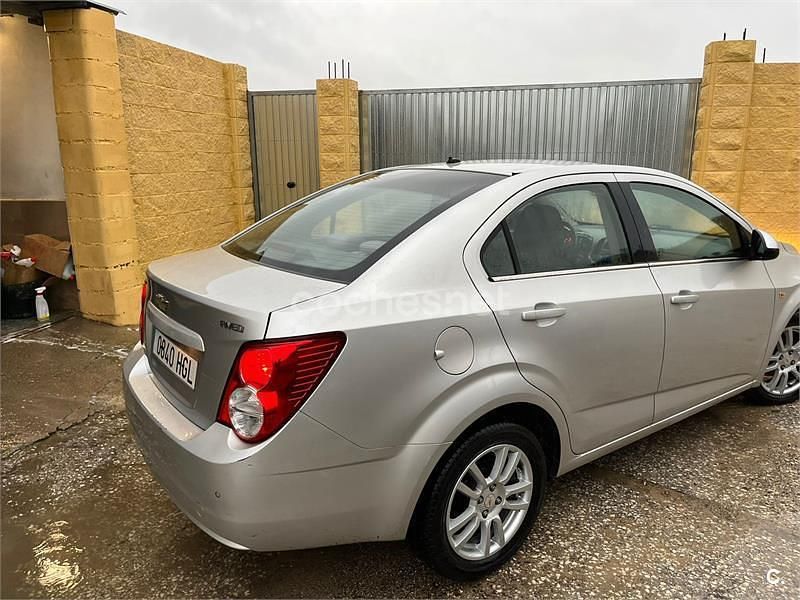 Usado Chevrolet Aveo LTZ 100 CV (73 kW) 2011 Gris / plata Berlina