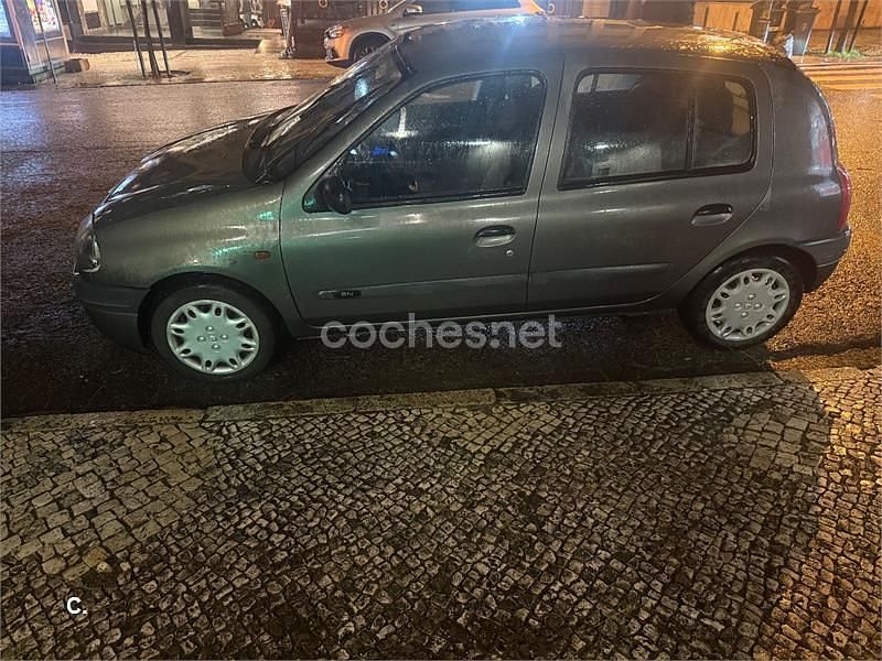 Usado Renault Clio II 60 CV (44 kW) 2001 Gris / plata Berlina