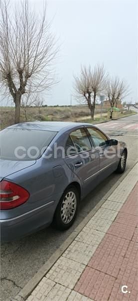 Usado Mercedes E270 Elegance 177 CV (130 kW) 2004 Azul Berlina