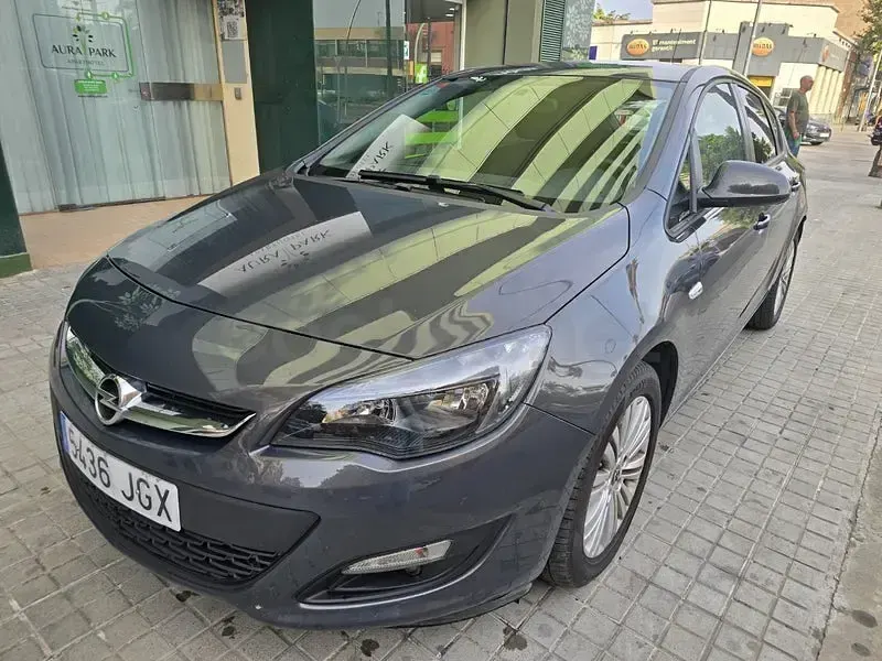 Usado Opel Astra Selective 110 CV (80 kW) 2015 Gris / plata Berlina
