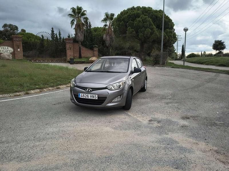 Usado Hyundai i20 85 CV (62 kW) 2013 Marrón Utilitario