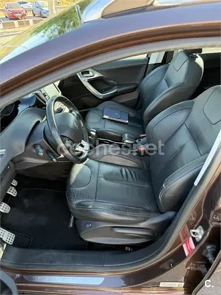 Usado Peugeot 2008 Allure 120 CV (88 kW) 2014 Marrón SUV