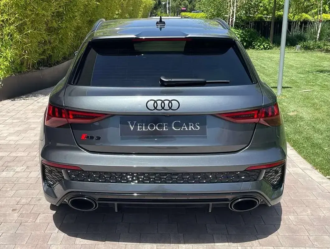 Usado Audi RS3 Sportback 400 CV (294 kW) 2022 Gris Utilitario