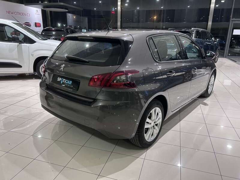 Usado Peugeot 308 Active 99 CV (72 kW) 2020 Gris Utilitario