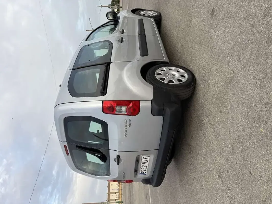 Usado Peugeot TePee Access 92 CV (67 kW) 2012 Gris Van