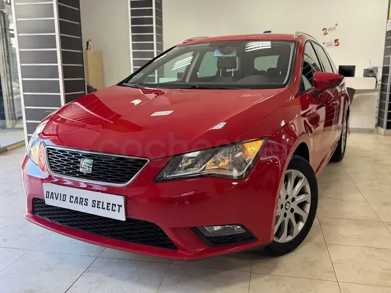 Usado Seat Leon Style 105 CV (77 kW) 2015 Rojo Familiar