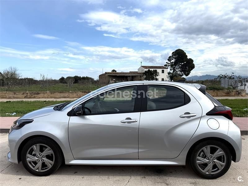 Usado Toyota Yaris Hybrid Active 116 CV (85 kW) 2025 Gris / plata Berlina