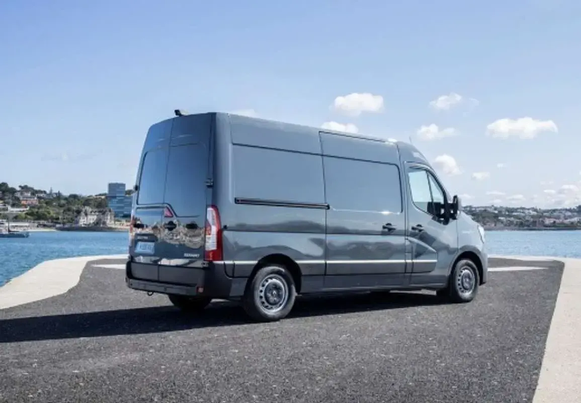 Usado Renault Master 145 CV (106 kW) 2023 Blanco Monovolumen