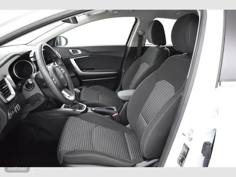 Usado Kia Ceed 100 CV (73 kW) 2024 Blanco Utilitario