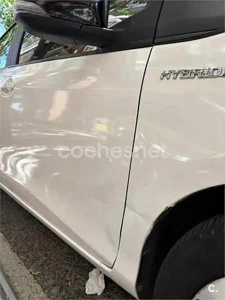 Usado Toyota Yaris Hybrid Active 100 CV (73 kW) 2015 Blanco Berlina