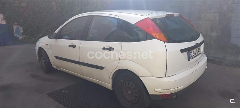 Usado Ford Focus Trend 100 CV (73 kW) 2004 Blanco Berlina