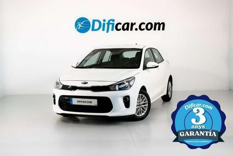 Usado Kia Rio 121 CV (88 kW) 2019 Blanco Berlina