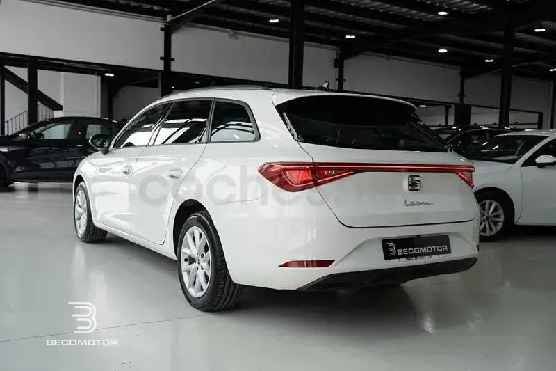 Usado Seat Leon FR 150 CV (110 kW) 2022 Blanco Familiar