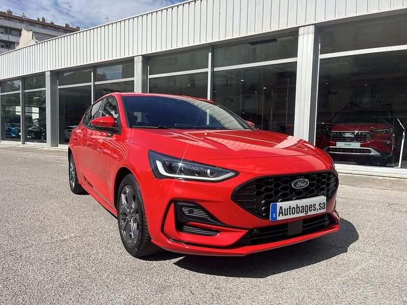 Usado Ford Focus ST-Line 125 CV (91 kW) 2022 Rojo Familiar