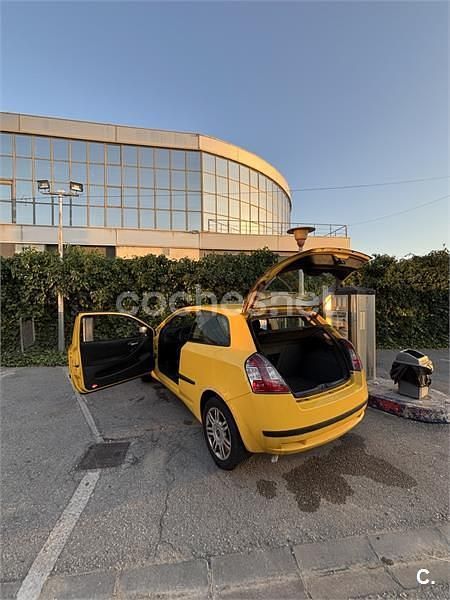 Usado Fiat Stilo Dynamic 140 CV (102 kW) 2002 Amarillo Berlina