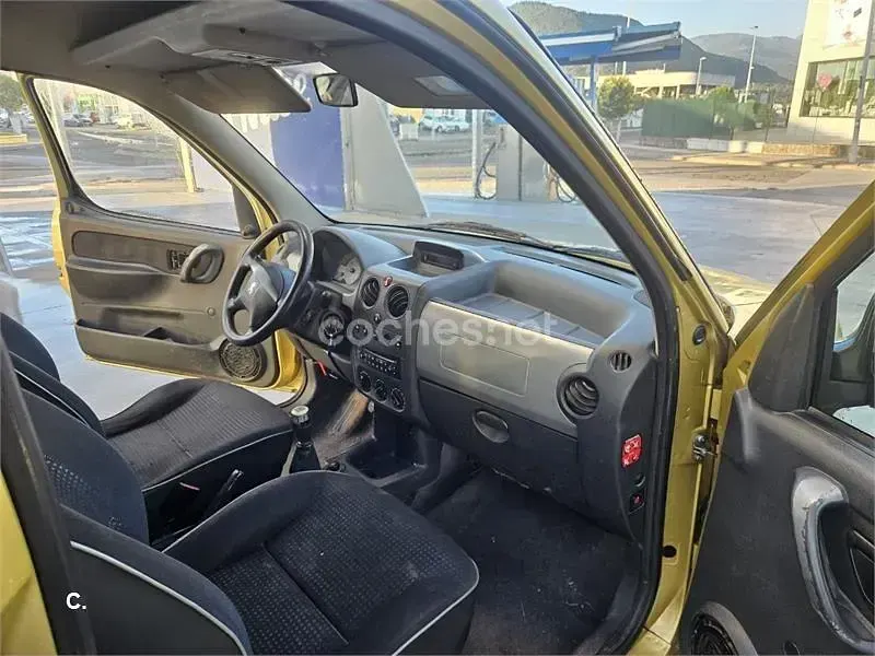 Usado Peugeot Partner Tepee Premium 90 CV (66 kW) 2009 Amarillo Monovolumen