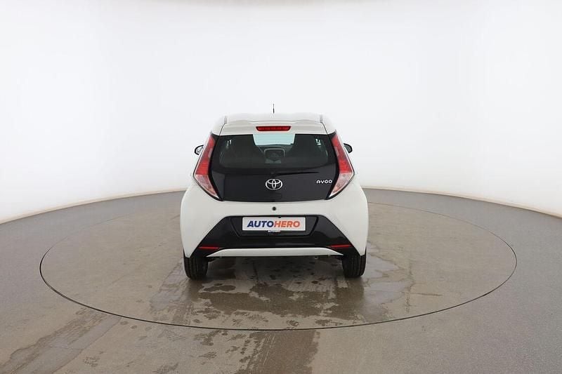 Usado Toyota Aygo X-play 70 CV (51 kW) 2016 Blanco Utilitario