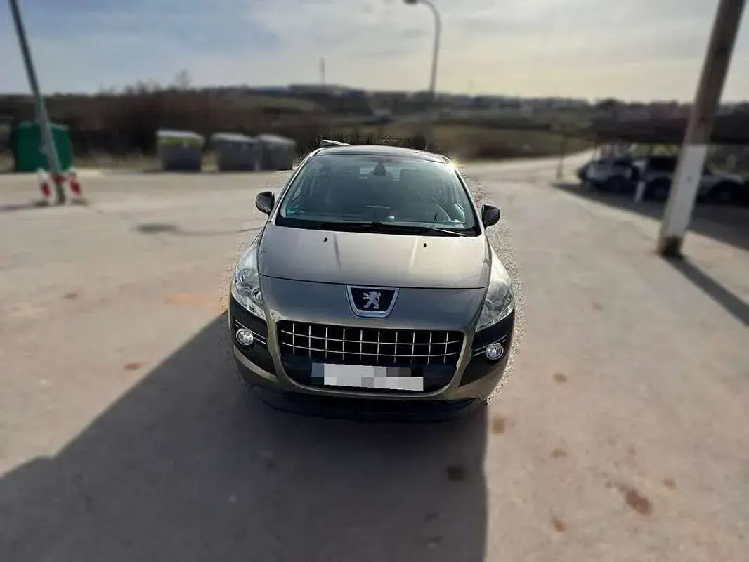 Usado Peugeot 3008 Premium 120 CV (88 kW) 2011 Gris Familiar