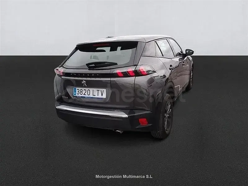 Usado Peugeot 2008 Active 110 CV (80 kW) 2021 Gris / plata SUV