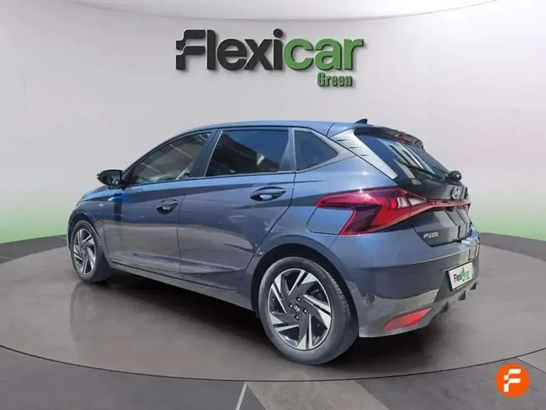 Usado Hyundai i20 101 CV (74 kW) 2022 Gris Utilitario