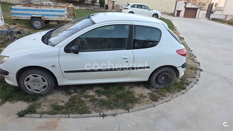 Usado Peugeot 206 70 CV (51 kW) 2002 Blanco Berlina