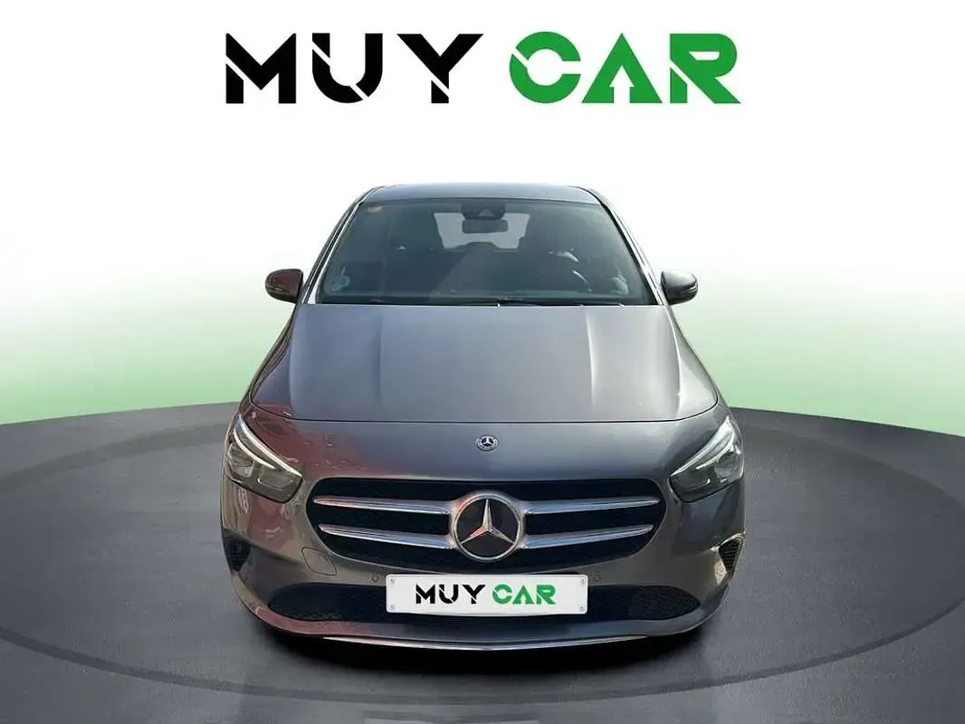 Usado Mercedes B180 136 CV (100 kW) 2021 Gris Utilitario