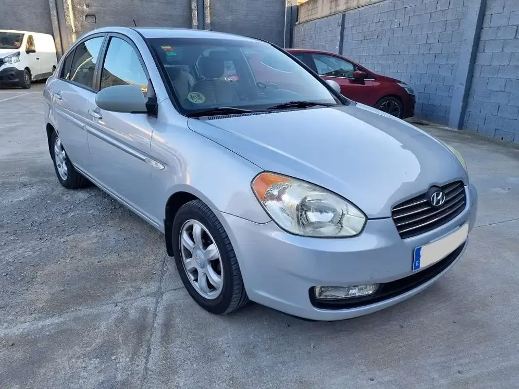 Usado Hyundai Accent 109 CV (80 kW) 2007 Gris Utilitario