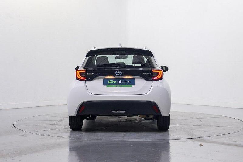 Usado Toyota Yaris Hybrid Active 116 CV (85 kW) 2024 Blanco Berlina
