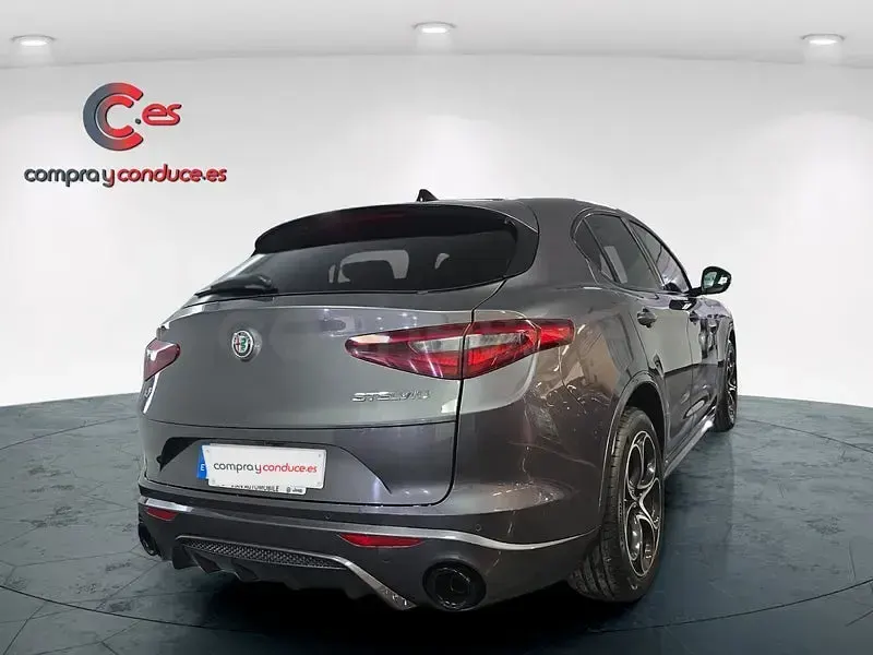 Usado Alfa Romeo Stelvio Veloce 210 CV (154 kW) 2022 Gris / plata SUV