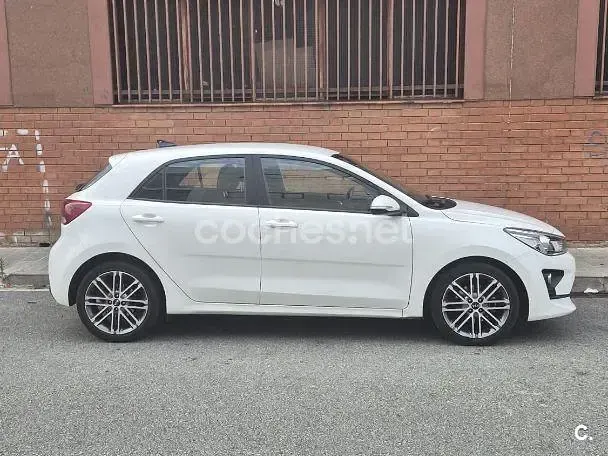 Usado Kia Rio 84 CV (61 kW) 2021 Blanco Berlina