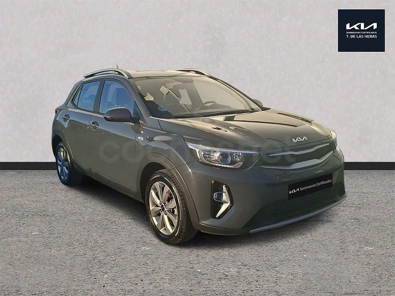 Usado Kia Stonic 100 CV (73 kW) 2022 Gris / plata SUV