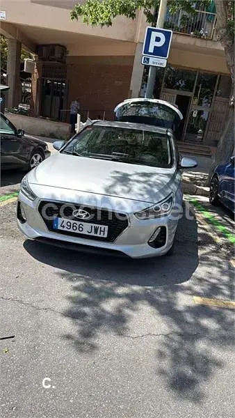 Usado Hyundai i30 140 CV (102 kW) 2017 Gris / plata Berlina