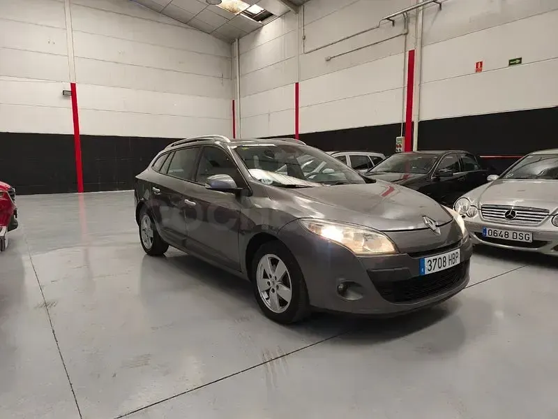 Usado Renault Mégane GrandTour Dynamique 110 CV (80 kW) 2011 Gris / plata Familiar
