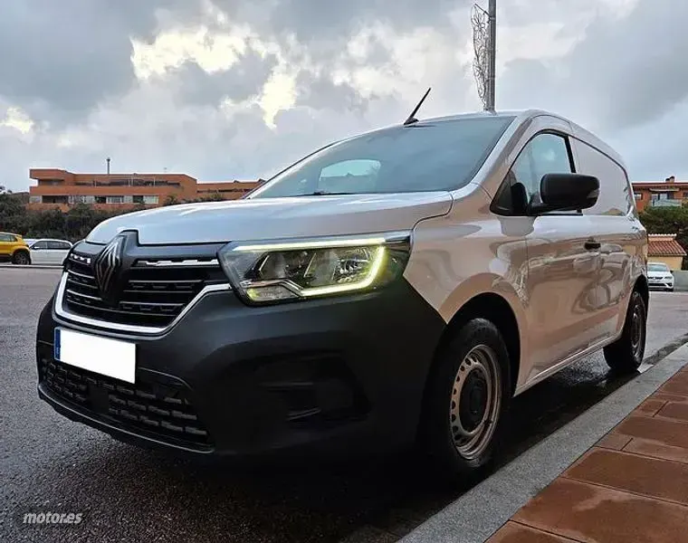 Usado Renault Kangoo 95 CV (69 kW) 2025 Blanco Monovolumen
