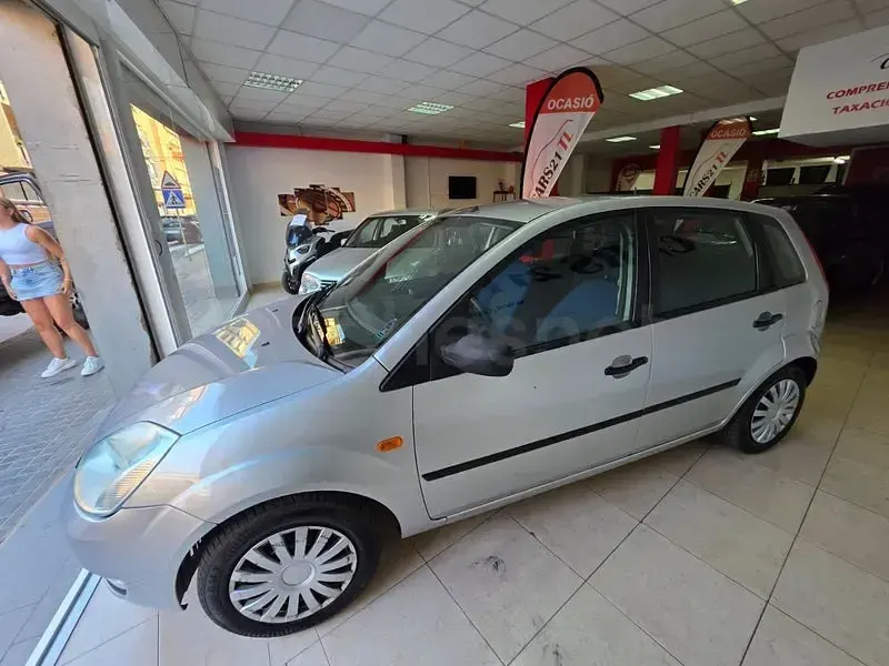 Usado Ford Fiesta Trend 80 CV (58 kW) 2004 Gris / plata Utilitario