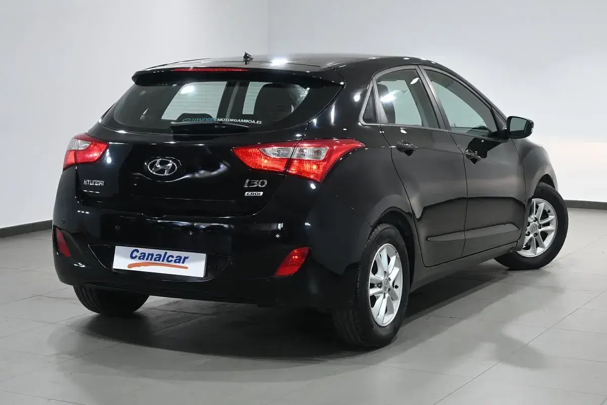 Usado Hyundai i30 90 CV (66 kW) 2013 Negro