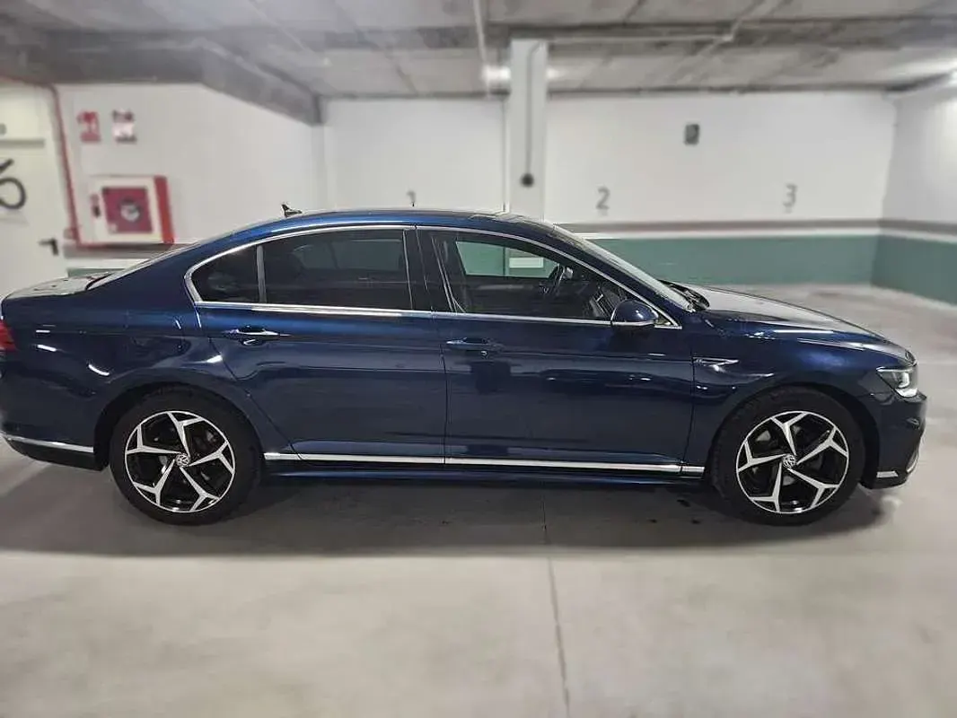 Usado VW Passat R-line 150 CV (110 kW) 2020 Azul Familiar