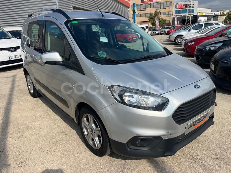Usado Ford Tourneo Courier Trend 100 CV (73 kW) 2018 Gris / plata Monovolumen