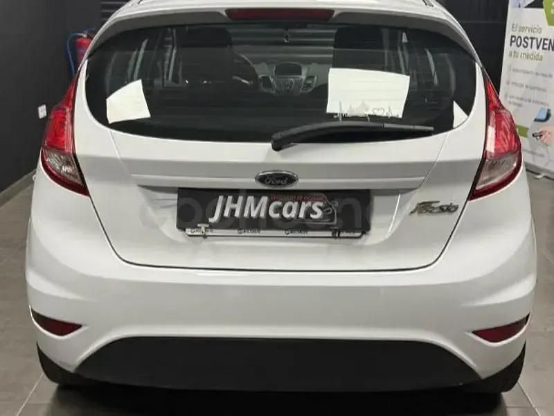 Usado Ford Fiesta Trend 75 CV (55 kW) 2015 Blanco Utilitario