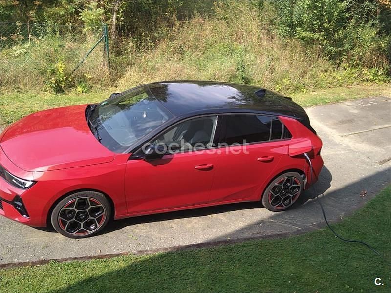 Usado Opel Astra 181 CV (133 kW) 2023 Granate Berlina