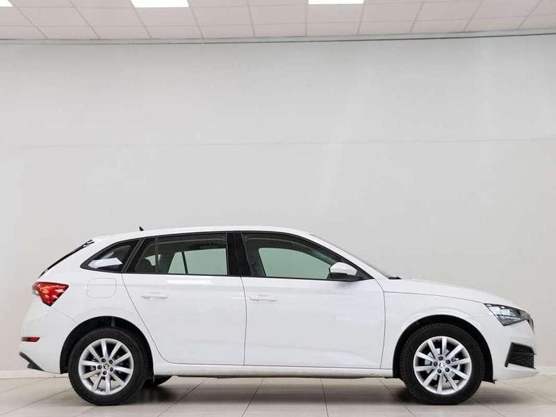 Usado Skoda Scala Active 95 CV (69 kW) 2022 Blanco Utilitario