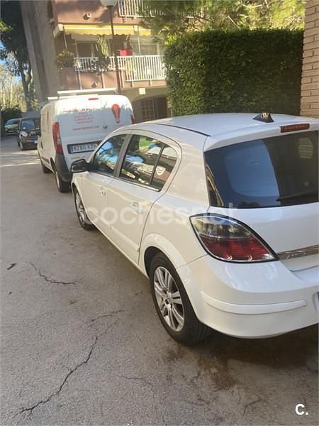 Usado Opel Astra Edition 110 CV (80 kW) 2009 Blanco Berlina